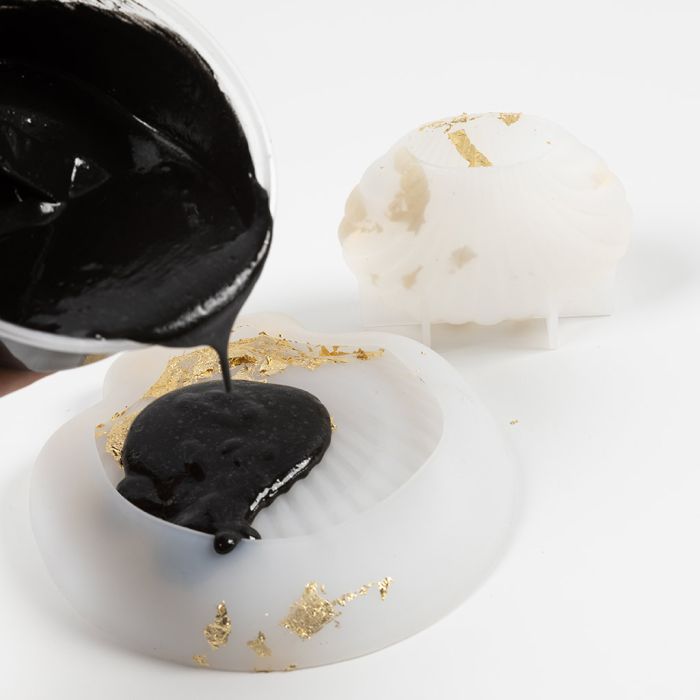 Sådan støber du med sort resin støbemix
