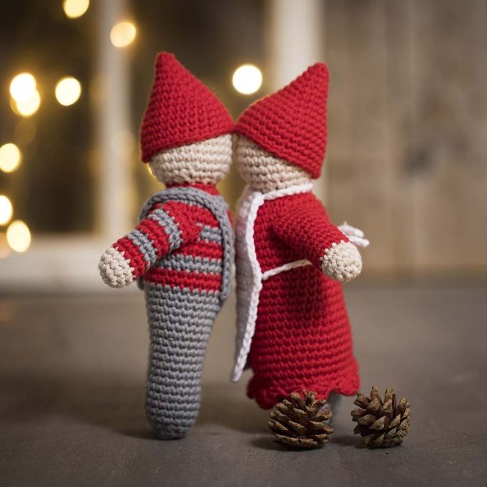 A kissing elf couple crocheted from maxi cotton yarn