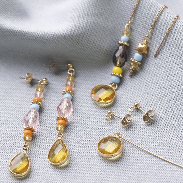 Boucles d’oreilles avec pendentifs cabochon, perles en verre, perle facettée et perles intercalaires
