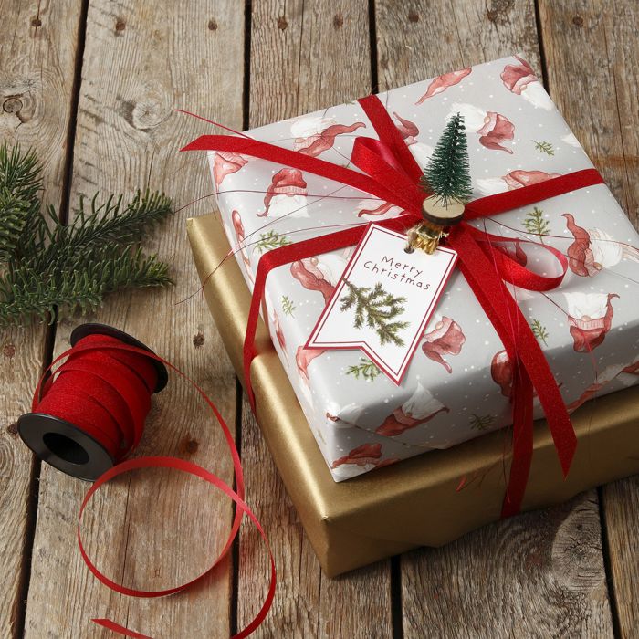 Emballage cadeau de Noël décoré d’un mini sapin de Noël sur une pince à linge
