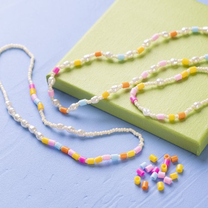 Farverige børnesmykker med perler