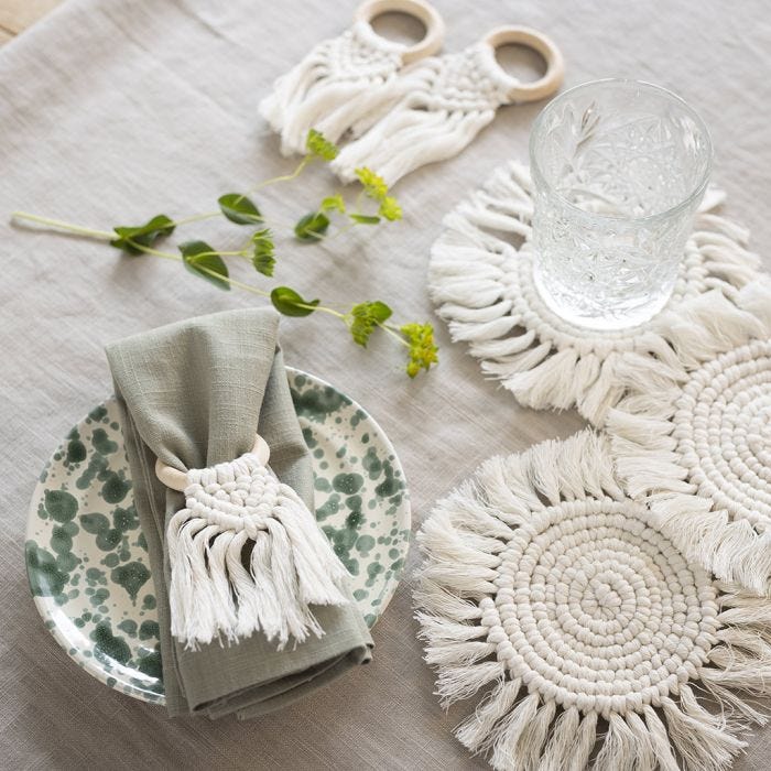 Glasbrikker og servietringe med macramé