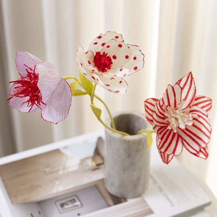 Crepepapirblomster dekoreret med kreative multi tuscher