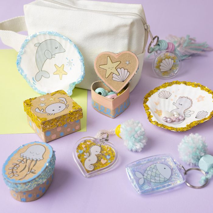 Shells, mini boxes and key rings with glitter clay