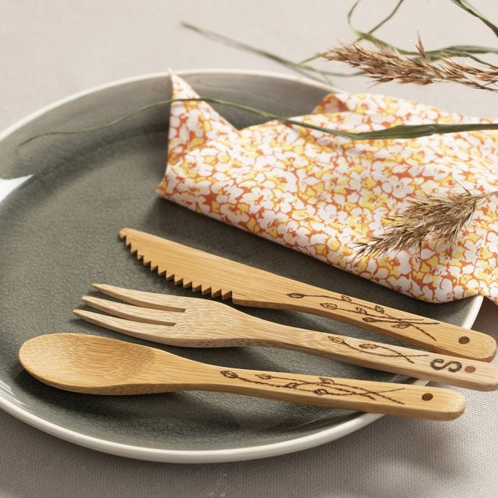 Brand patterns on bamboo cutlery