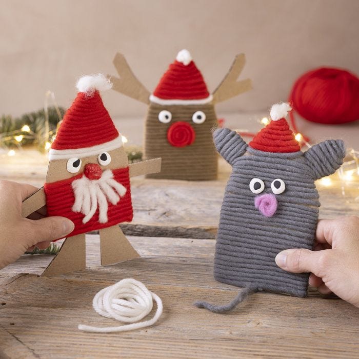 Christmas figures made of cardboard boxes and yarn