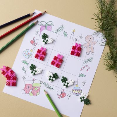Fuse bead tic-tac-toe with Christmas designs