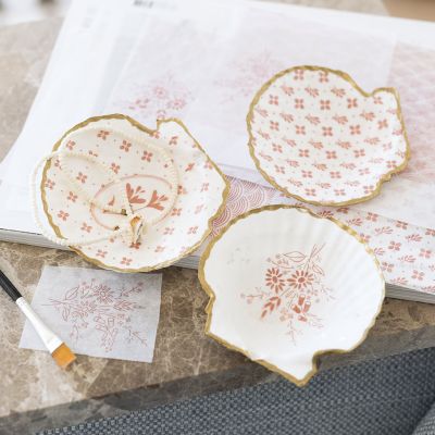 Seashells decorated with decoupage and gold marker 