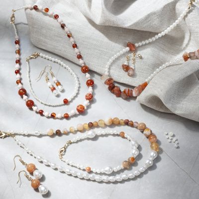 Set of jewellery with agates and wax beads
