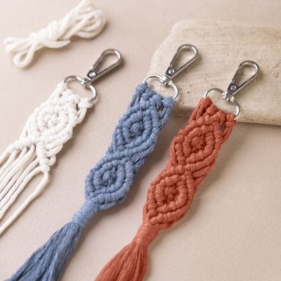 Nøglering eller taskepynt af macramé
