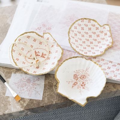 Seashells decorated with decoupage and gold marker 