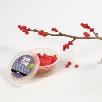 Decorating a red and white Christmas Table