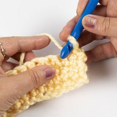 How to crochet a double crochet stitch