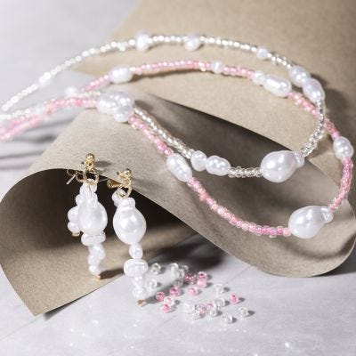 Necklace and earrings with pearlescent white beads and rocaille seed beads