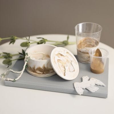 Cast resin container with lid