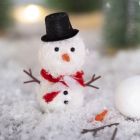 The elf builds a snowman