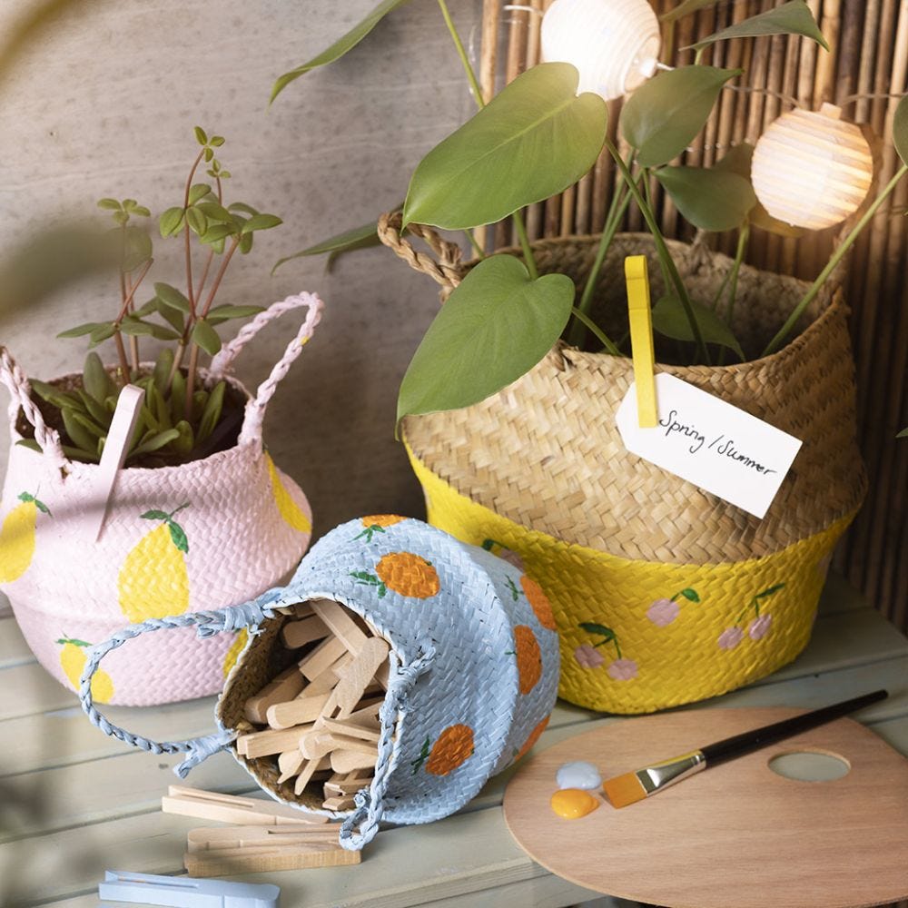 Basket in woven seagrass decorated with Plus Color paint