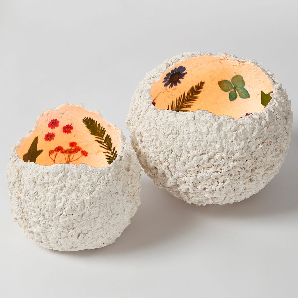 Plaatsen Knop G Lanterns from papier-mâché pulp decorated with dried flowers