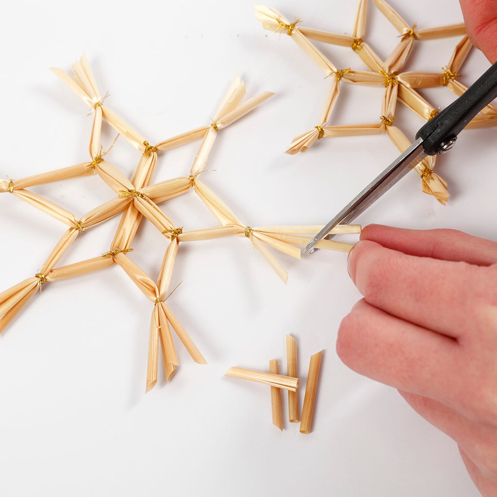 DIY : Paper Straw Snowflakes 